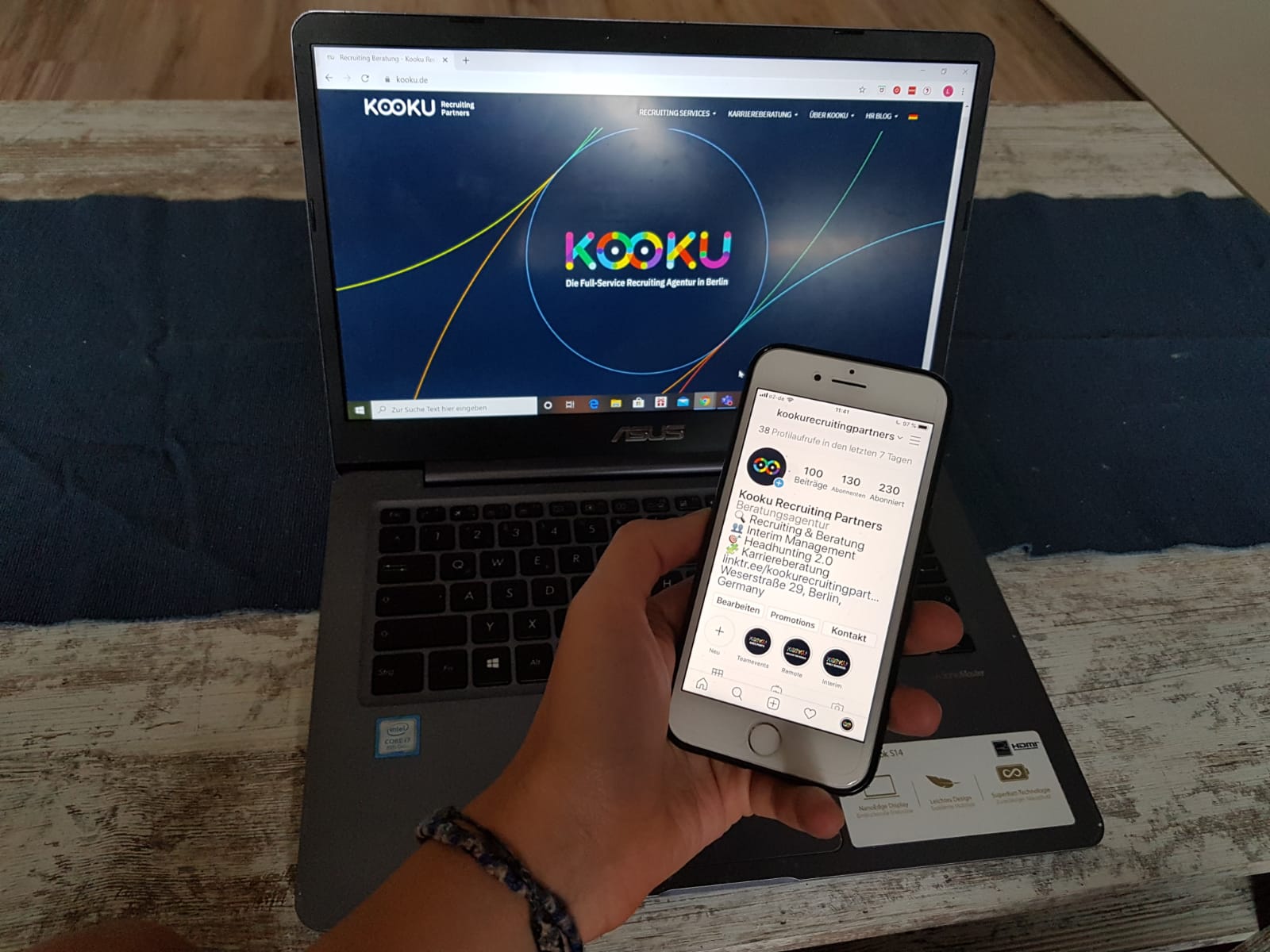 Community Manager*innen haben die Aufgabe, mit der Community zu kommunizieren.
