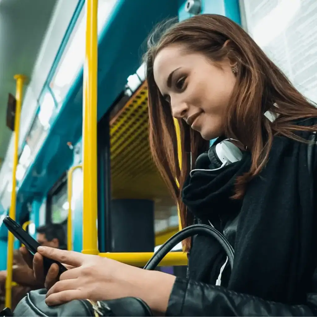 Titel: „Top Talent Engagement für unterwegs“
Beschreibung:
Machen Sie einen authentischen Schnappschuss der modernen Arbeitssuchenden. Eine junge Berufstätige mit glattem, langem braunem Haar sitzt gemütlich in öffentlichen Verkehrsmitteln. Mit modischen Kopfhörern um den Hals und einem aufrichtigen Lächeln ist sie von ihrem Smartphone gefesselt – wahrscheinlich erkundet sie gerade trendige Social-Media-Recruiting-Posts. Während sie in dieser lebhaften Pendlerumgebung, die durch gelbe Handläufe und blaue Innenverkleidungen hervorgehoben wird, ihre Tasche fest im Griff hat, verkörpert sie den dynamischen Kandidaten von heute, der von technisch versierten Rekrutierungsstrategien angetrieben wird.
Optimieren Sie Ihre Rekrutierungsbemühungen, um Talente dort zu treffen, wo sie sind! #TalentEngagement #SocialRecruiting #ModernJobSeeker