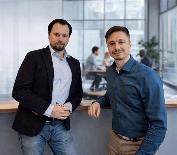 Kooku Recruiting Partners Zwei Geschäftsleute bei Kooku Recruiting Partners im modernen Büro.